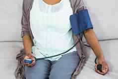 怀孕了女人检查血压力生活房间