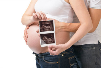 怀孕了年轻的女人显示超声波<strong>图片婴儿</strong>