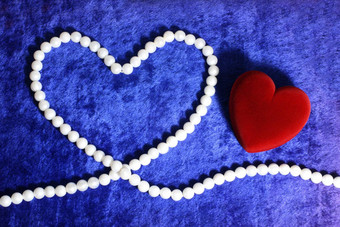 红色的心珍珠neacklace蓝色的天鹅绒