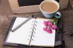 周末概念粉红色的玫瑰杯子咖啡日记笔
