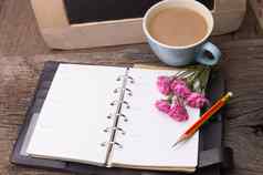 周末概念粉红色的玫瑰杯子咖啡日记铅笔