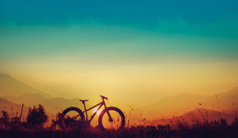 山自行车轮廓美丽的日落轮廓胖子自行车
