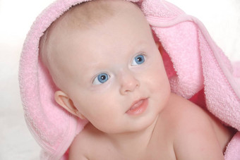 可爱的婴儿女孩粉红色的毛巾