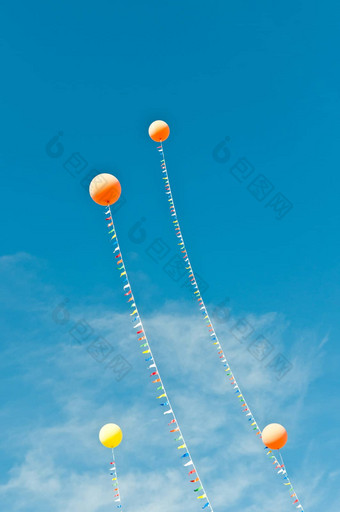 气球飘带蓝色的天空