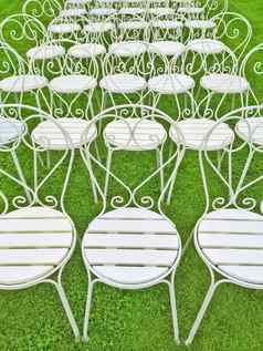 白色椅子绿色草