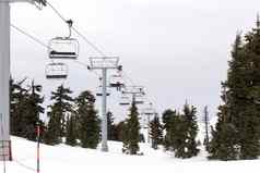 滑雪电梯山罩滑雪度假胜地