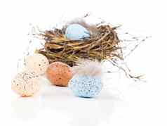 复活节鸡蛋鸟巢孤立的白色背景