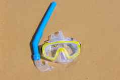 游泳面具通气管呼吸水谎言湿沙子海海岸