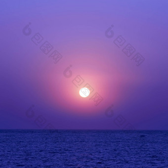 美丽的色彩斑斓的日落海