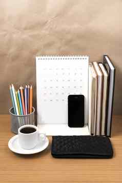 办公室桌子上咖啡电话钱包日历颜色铅笔盒子