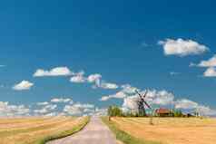 复古的风车场农村景观
