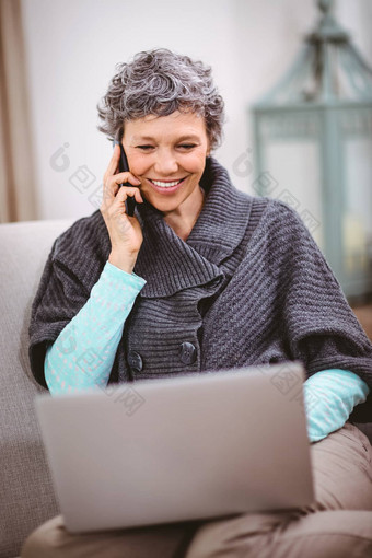 微笑成熟的女人移动PC移动<strong>电话</strong>