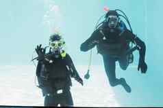 夫妇练习潜水潜水