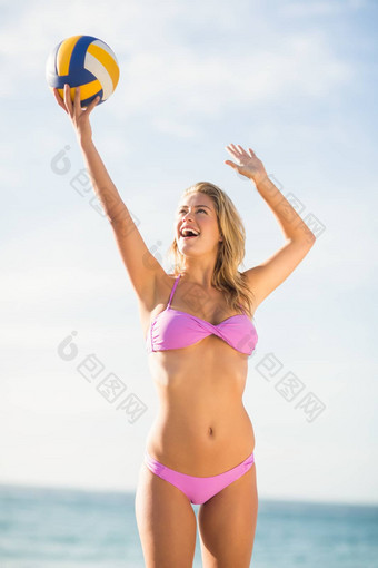 女人玩海滩<strong>凌空</strong>抽射