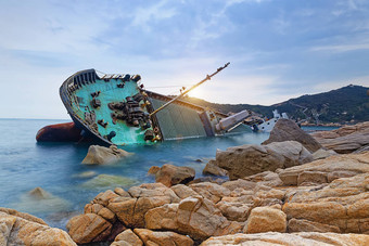 海难破坏了货物船被遗弃的