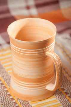 传统的手工制作的杯子