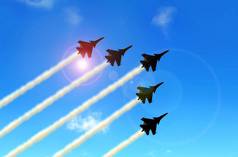 军事用特技飞行的飞机形成蓝色的天空空气显示