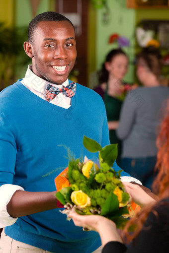 花商店客户接收花束