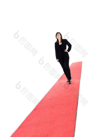 微笑女孩走红色的地毯