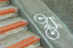 自行车楼梯跟踪迹象现代城市