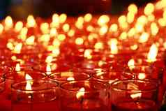 红色的蜡烛燃烧佛教寺庙室内
