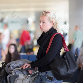 女旅行者细胞电话等待机场