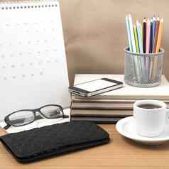 办公室桌子上咖啡电话钱包日历颜色铅笔盒子