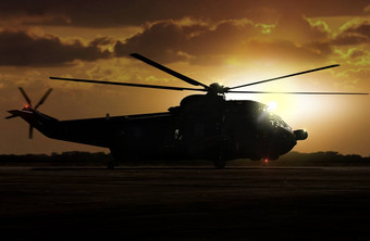 军事直升机机场日落