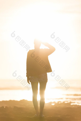女人桑迪海滩看日落