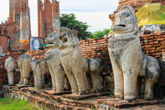古董佛塔包围狮子雕像柬埔寨风格塔米卡拉特寺庙大城府泰国