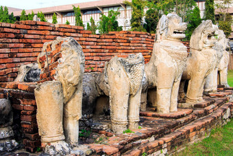 古董佛塔包围狮子雕像柬埔寨风格塔米卡拉特寺庙大城府泰国