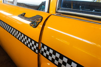 黄色的出租车出租车通过出租车检查程序