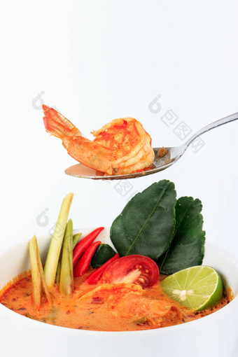 泰国虾汤柠檬草汤姆百胜龚棕色（的）布背景汤姆百胜龚泰国风格热酸虾汤