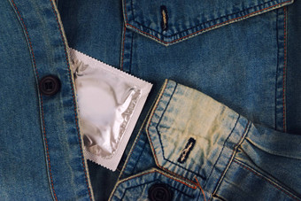 避孕套古董蓝色的牛仔裤口袋里焦点避孕套