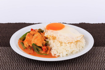 炸猪肉咖喱搅拌炸猪肉红色的咖喱粘贴阳光明媚的一边蛋MOO垫prikgaeng泰国食物