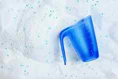 洗洗衣洗涤剂粉蓝色的塑料测量杯