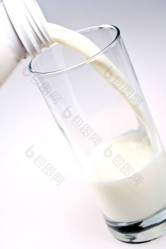 玻璃牛奶