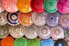 传统的阿拉伯语色彩斑斓的粘土盘子