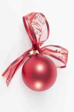 红色的圣诞节球丝带弓孤立的白色背景