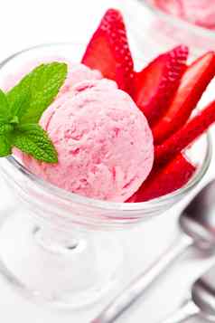 碗草莓冰奶油