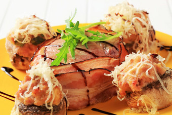 蘑菇塞地面肉bacon-wrapped猪肉角