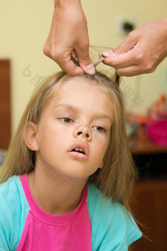 女孩折磨表达式编织长头发