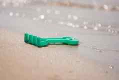 儿童玩具耙被遗忘的海岸水