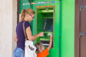 阿纳帕俄罗斯9月年轻的女孩孩子撤回钱自动取款机俄罗斯联邦<strong>储蓄银行</strong>