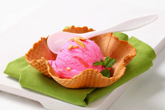 粉红色的冰奶油晶片碗