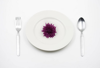 概念紫罗兰色的花板勺子叉