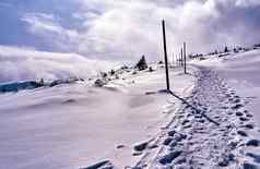 白雪覆盖的旅游小道