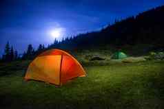 照亮橙色绿色野营帐篷