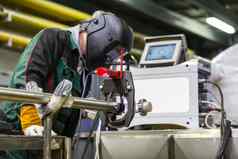 工业工人设置轨道焊接机