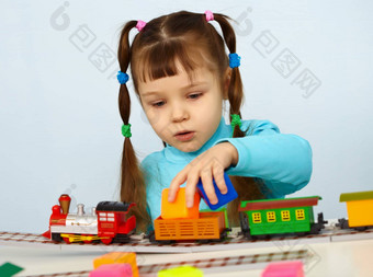 女孩学龄前儿童玩玩具铁路